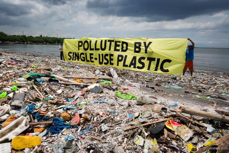 Polusi Sampah Plastik di Pantai dengan Spanduk 'Polluted by Single-Use Plastic'